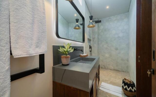 Apartment Seabreeze 2 - Amazing Sunset Penthouse-2bdr with pool-Beachfront