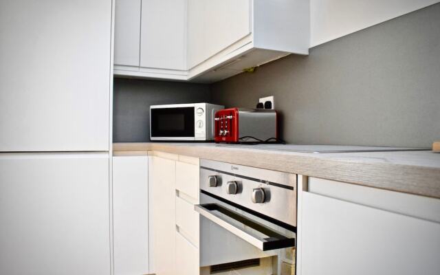 Light and Open 2 Bedroom Flat by Gloucester Road