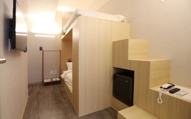 Hotel 8 Hours