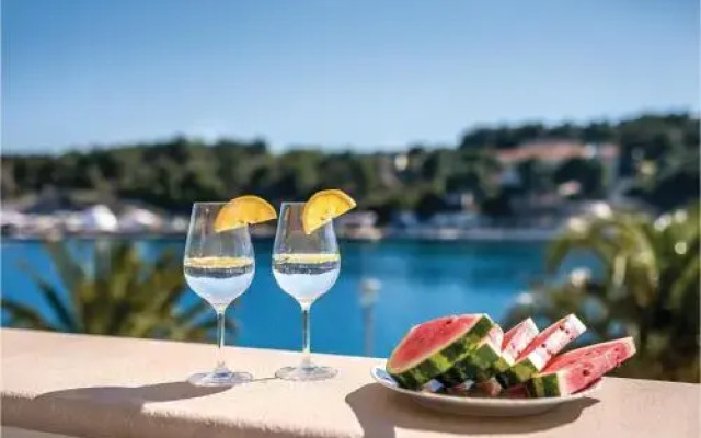 Four-Bedroom Holiday Home in Milna