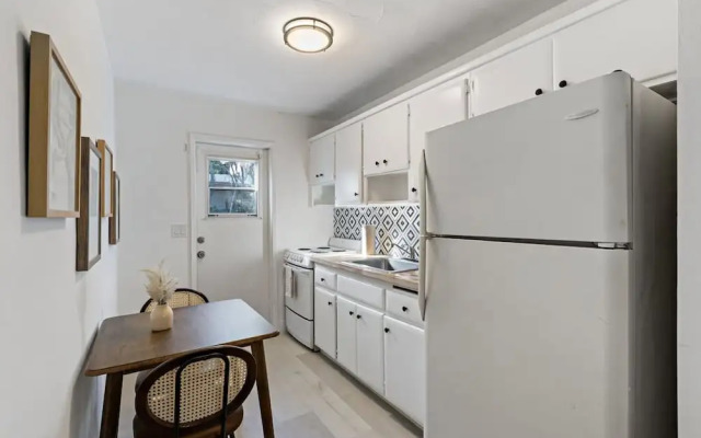 Charming Cozy Studio Lake Ridge