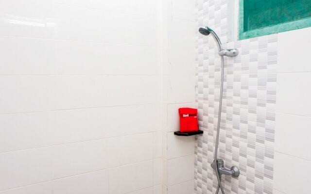 RedDoorz near Ahmad Yani Airport 2