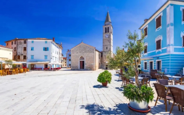 Stylish Family Retreat With Shared Pool