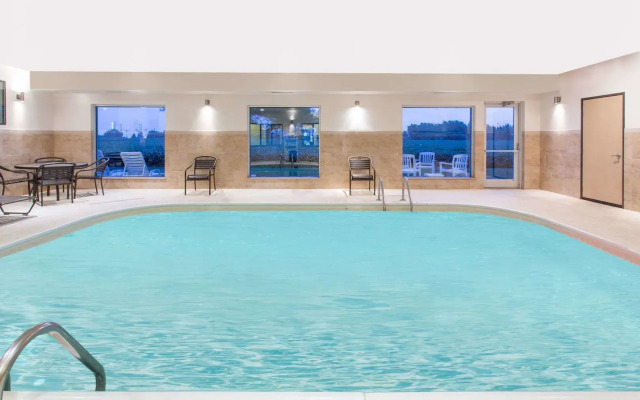 Clarion Pointe Mattoon near University