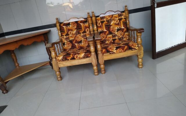 Iroomz Savitri Guest House