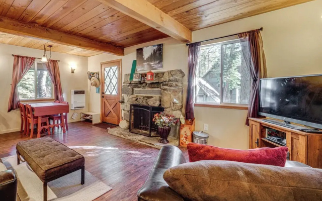 Near Slopes, Donner Lake & Trails! Woodsy Retreat
