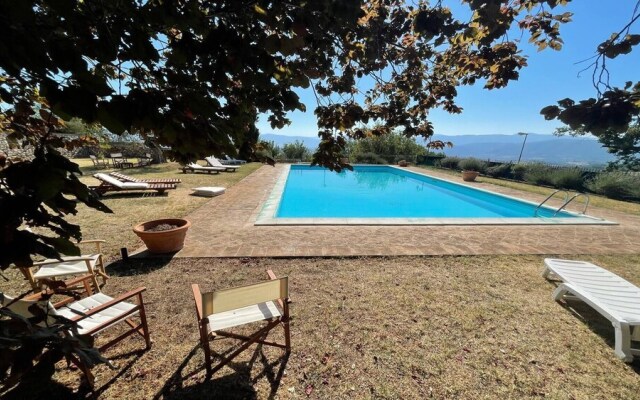 Huge manor close to Spoleto - With large pool, expansive grounds