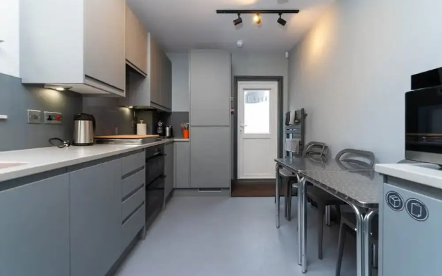 Host Stay Queens Maisonette