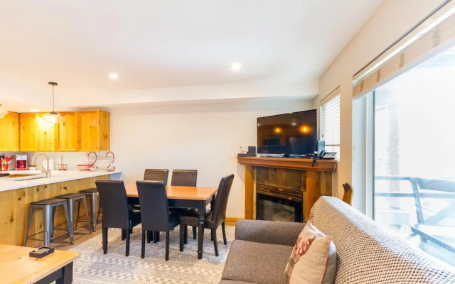 Fabulous Location Private Hot Tub, NO Car Needed, Sleeps 8