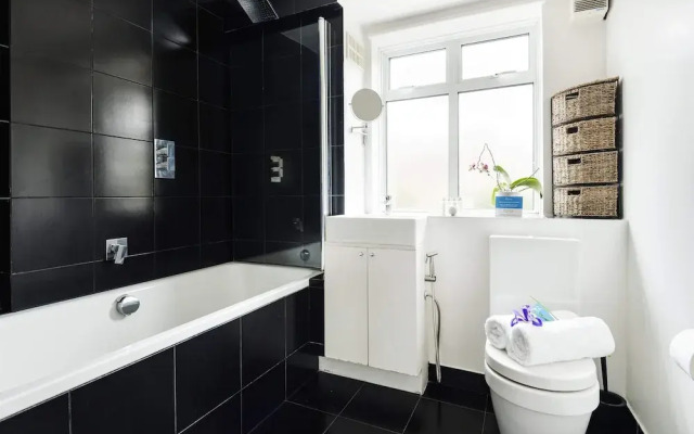 Bright and Spacious Philbeach Garden Apartment