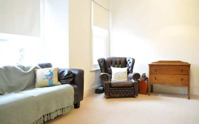 Bright 2 Bedroom Apartment in Battersea