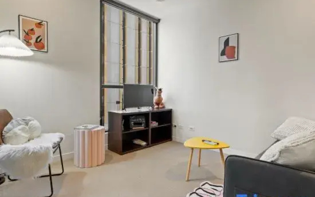 Unbeatable Location - Sleek 1BR  Melbourne Central