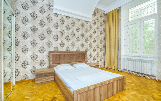 Targovu 5 Room DeLuxe Apartment