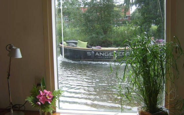 Bed and Breakfast Houseboat Harmony