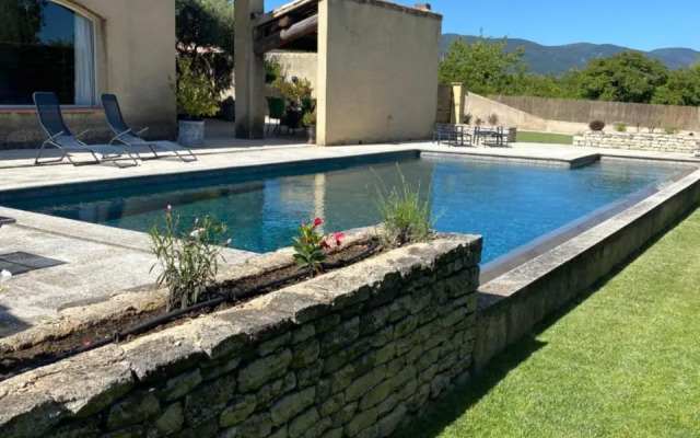 Villa dans le LUBERON à 2 km de LOURMARIN