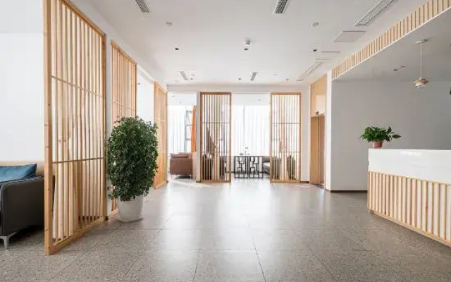 Huayu Light Luxury Hotel