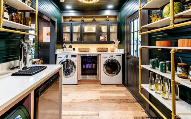 Best Location in Downtown NB Golf Cart Included!