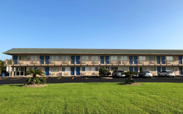 Motel 6 Clute, TX