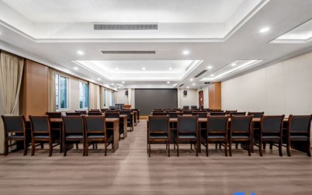 Yifeng Hotel (Wenli College Honghe Campus Store)