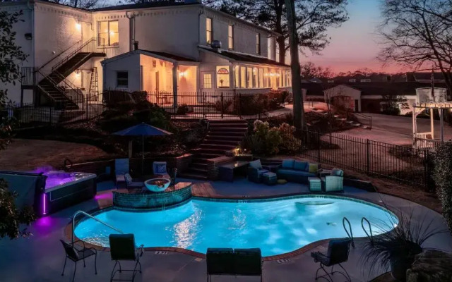 Stone Mountain Manor