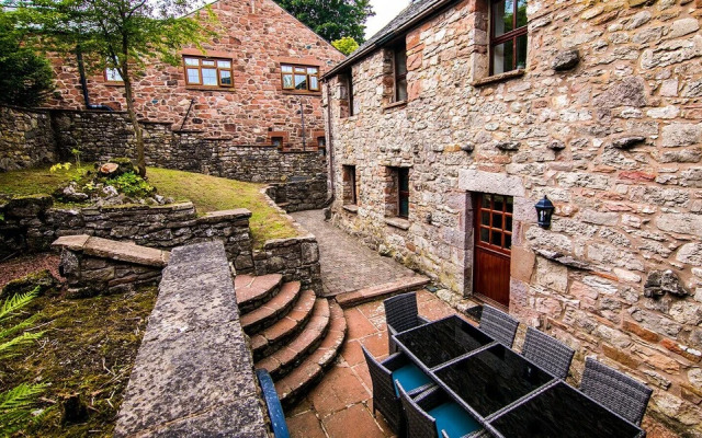 Waltons Close