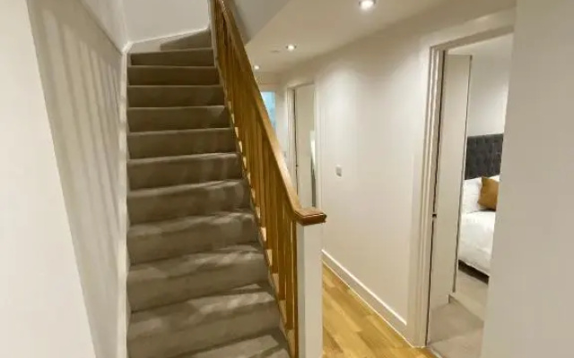 Modern 2 Bed Apartment with Juliet Balcony - DHB STAYS