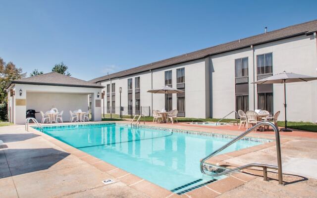 Clarion Inn & Suites US 65 & Battlefield Road