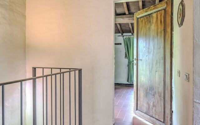 Attractive Farmhouse in Tuscany With Swimming Pool