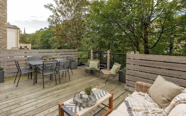 Riverside Home with Private Parking