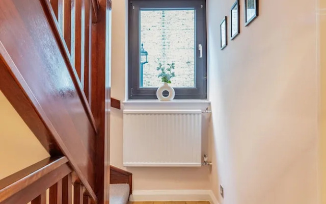 Spacious 2BR House by Madame Tussauds