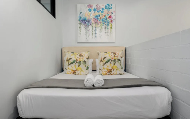 Secure Studio, Sea Point Gem Near Promenade!