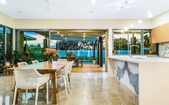 ZENLUX - 5BR Holiday Home with Pool