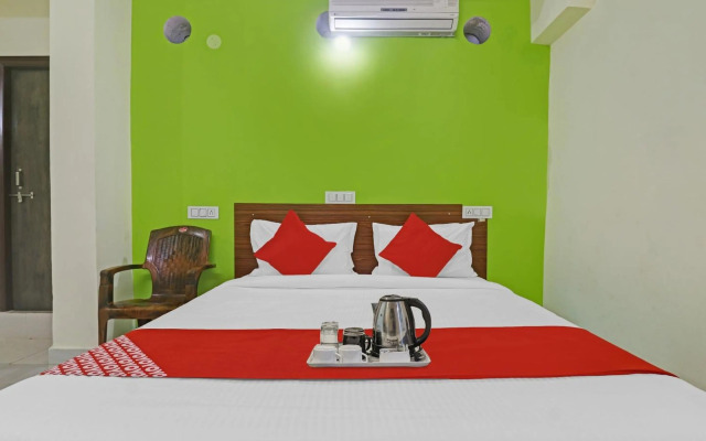 Super OYO 90936 Dk Reddy Square