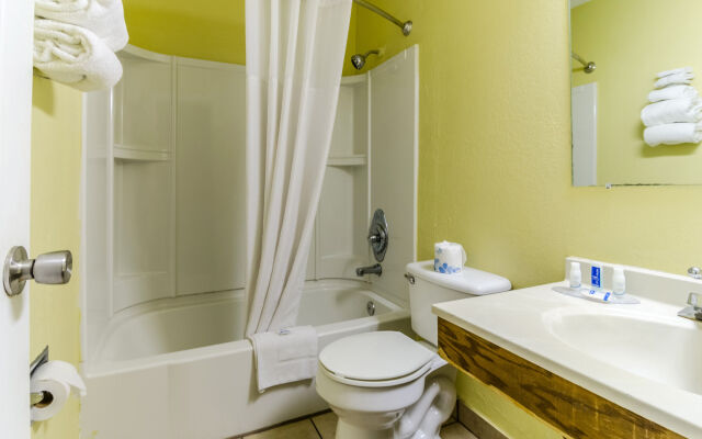 Rodeway Inn & Suites Jacksonville near Camp Lejeune