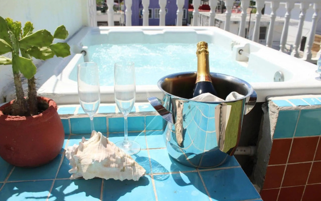 Room in B&B - Cancun Guest House 4 Terrace Tub