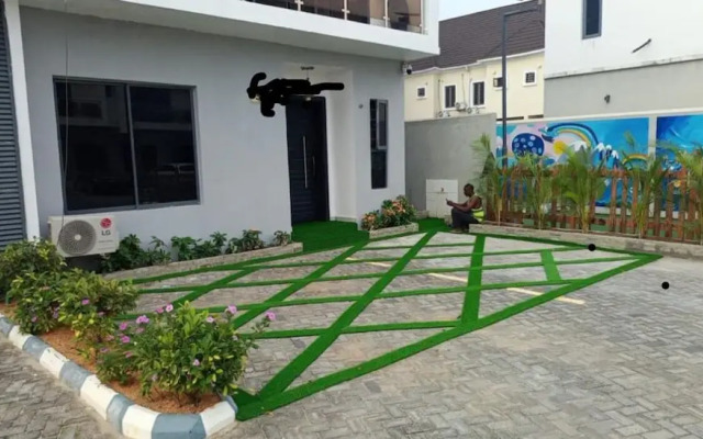 Charming 2- Bedroom Duplex