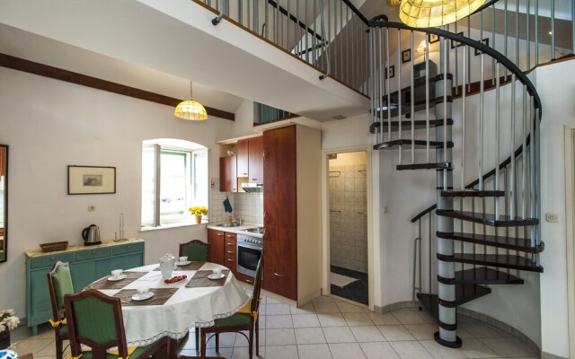 Charming Historic 2nd Floor Sea View Apartment