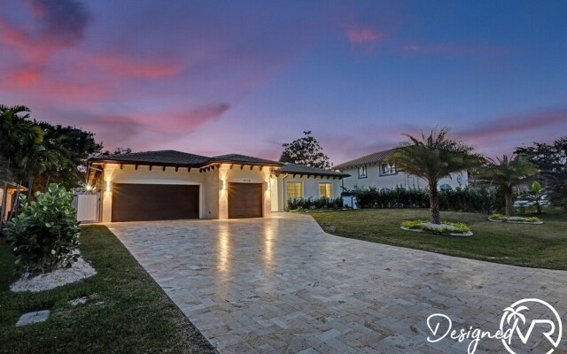 CASA NOBU Modern 6BR w POOL & Gameroom