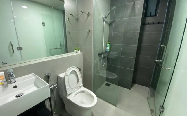 2 bedrooms surrounding natural View and pool