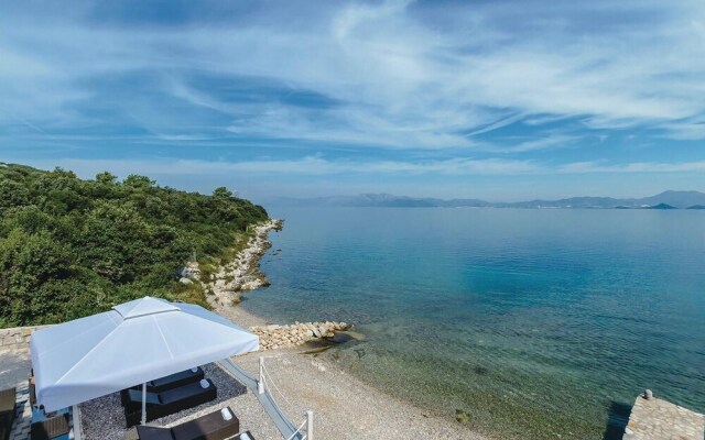 Nice Home in Sreser with Hot Tub, Sauna & WiFi