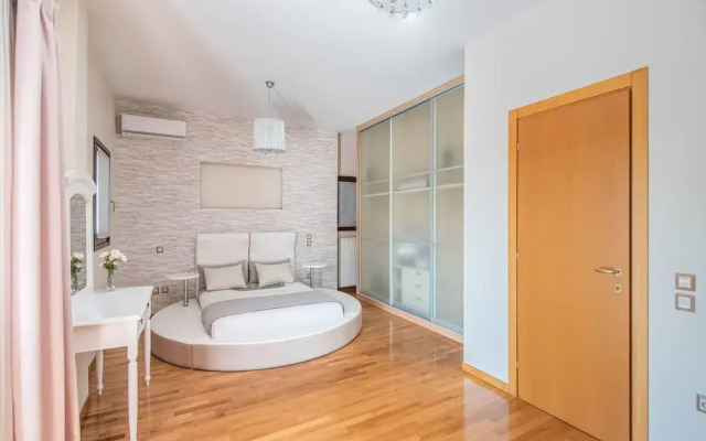 Inviting Villa in Anavissos With Communal Pool