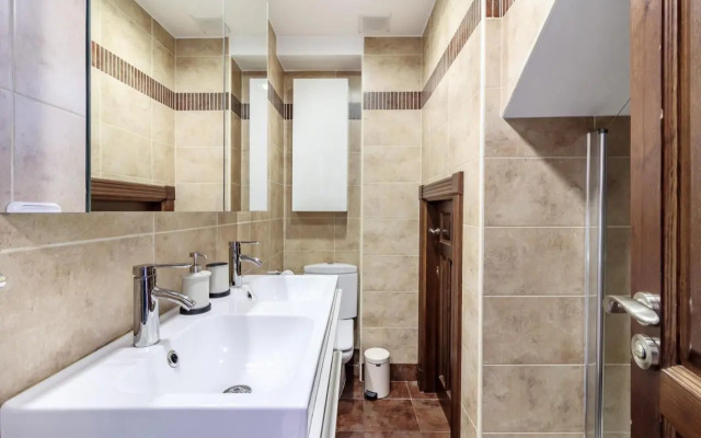 Beautiful Duplex-City Center. Parking by the house