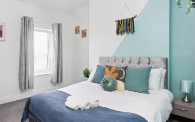 Large 4 Bed House - 4 Double Beds