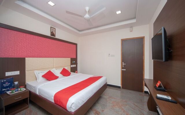OYO 16595 Famous Residency