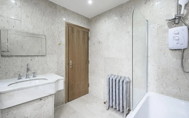 Stunning Light Filled 2 Bed Apartment + Parking Sleeps 7