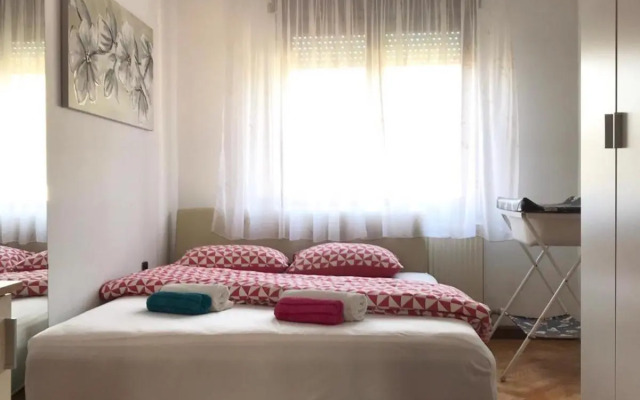 Slatka sobica za dvoje sa upotrebom zajednicke kuhinje i kupaonice