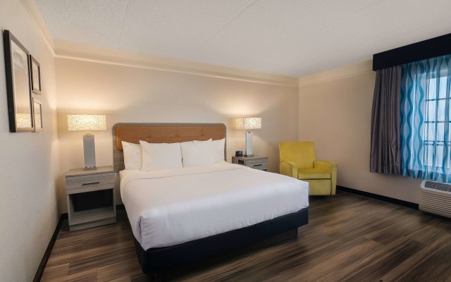 La Quinta Inn & Suites by Wyndham Miami Airport West