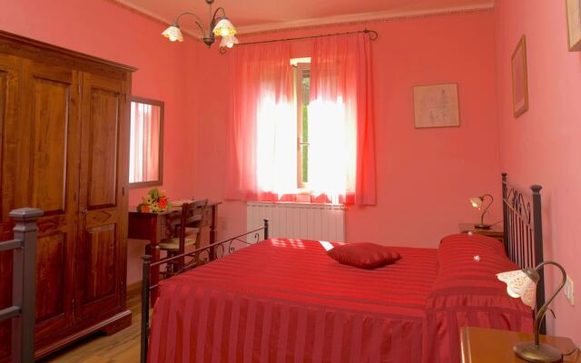 Spacious Farmhouse in Valfabbrica With Pool