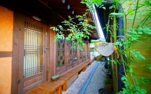 Jeonju Hanok Maeul Danjam Hanok