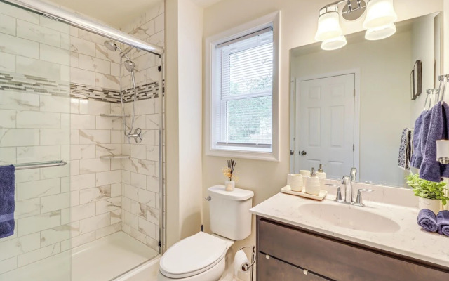 5 Mi to Lake: Modern Tobyhanna Retreat!